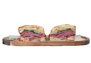 Pastrami con rúcula fresca, mostaza de Dijon, mozzarella y pepinillo encurtido