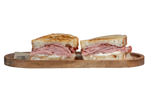 Mortadella de Bologna con burrata, pera y pan bañado en cava